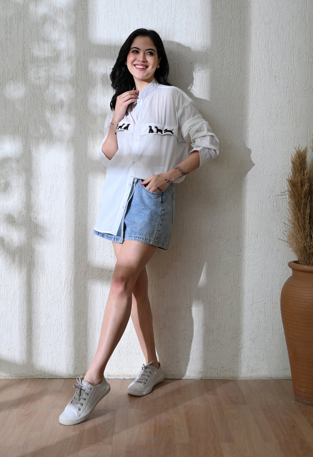 Women's Dog Chase embroidered shirt in white – La Moon