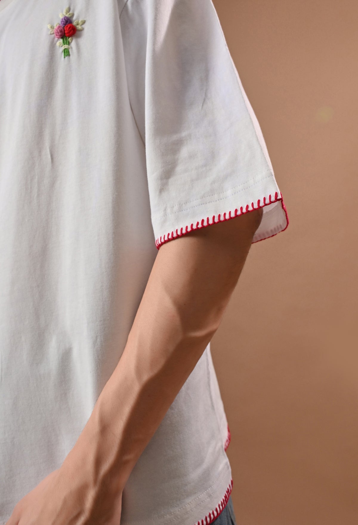 Men white bouqet embroidered unisex tshirt