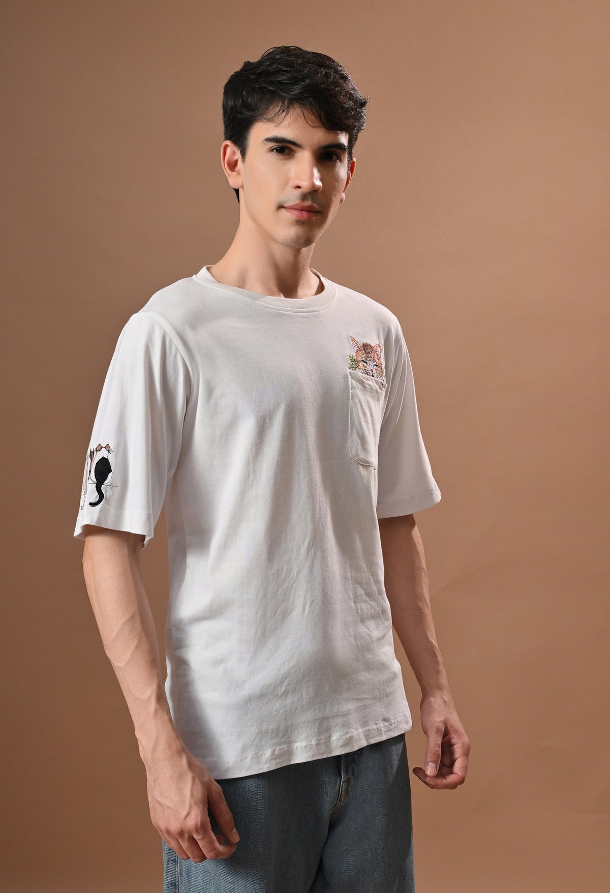Men white cat embroidered unisex tshirt