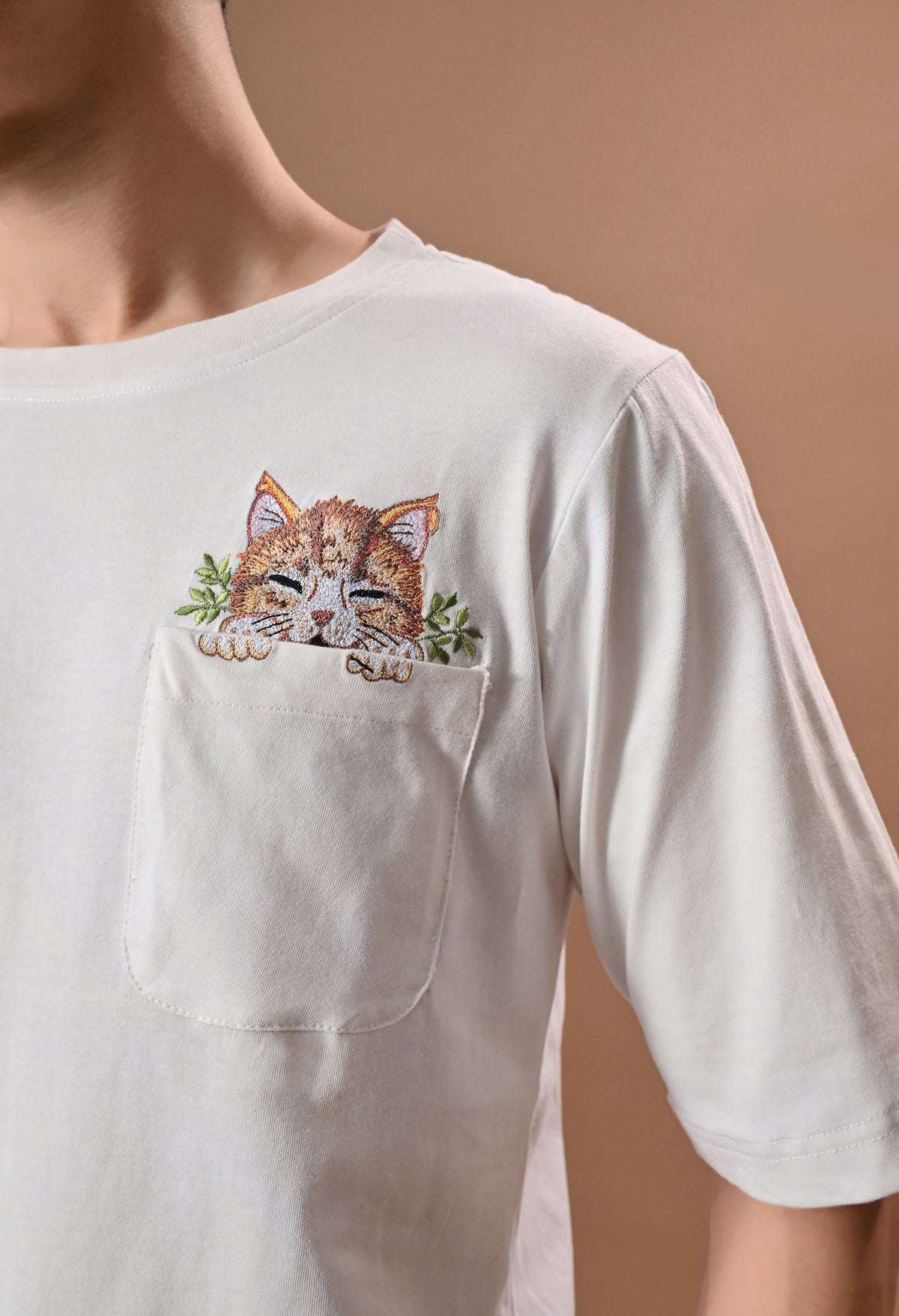 Men white cat embroidered unisex tshirt